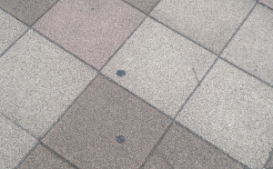 駅のホームや道路にある黒い斑点の正体とは