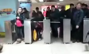 改札をくぐる？中国の鉄道で起こっているトンデモ迷惑行為