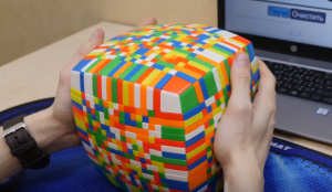 17×17の巨大怪物ルービックキューブを完成させる超人が現れる