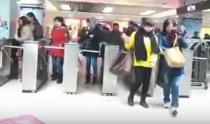 改札をくぐる中国人