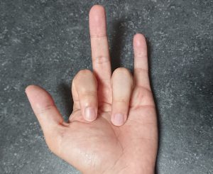 人差し指と薬指だけを曲げる
