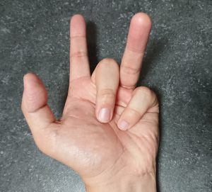 中指と小指だけを曲げる