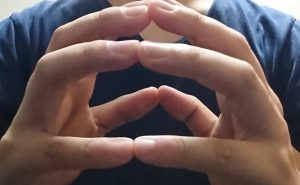 両手の指先同士をくっつけあう