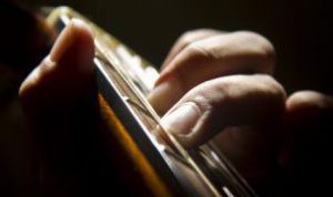 なぜ5本ある指の中で薬指だけ思い通りに動かないのか