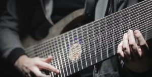 【超人技】18弦ギターを弾きこなすYoutuberが現れてしまう