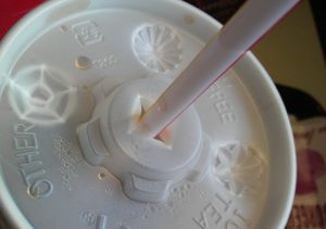 マックの飲み物のフタについてる突起の意味とは