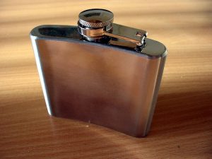 ウイスキーを持ち歩くあの缶の名前は一体何なのか