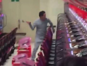 【衝撃映像】パチンコ屋さんで破壊される台や破壊する激熱な人