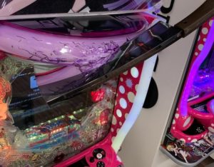 【衝撃】ついにパチンコ台にナタがぶっ刺さってしまう