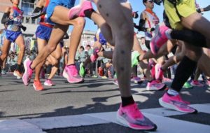 駅伝で選手がみんな履いているピンクの靴と左右色違いの靴は一体何？