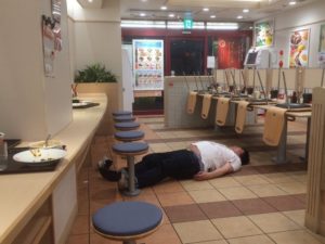 今ネットで急激に話題になっているパワーワード「ドカ食い気絶部」とは？