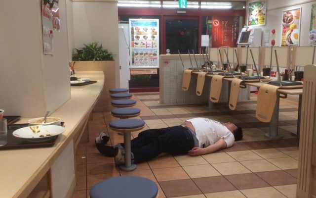 今ネットで急激に話題になっているパワーワード「ドカ食い気絶部」とは？