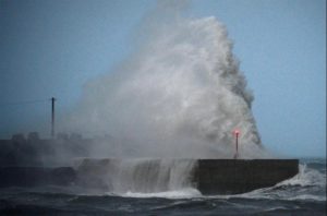 【釣りに行くと死ぬ】68人以上が命を落とした立入禁止の死の防波堤で釣りをする人たち