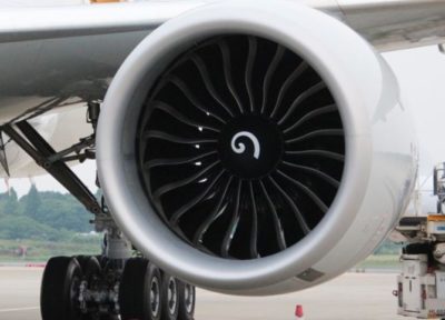 飛行機のエンジン中央にある「の」のような渦巻模様は一体何の意味があるのか