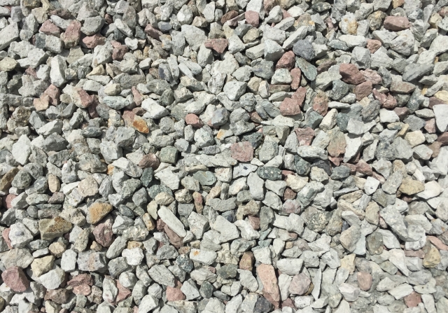 なぜ駐車場には砂利敷きのタイプが多いのか？