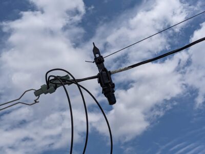 【糞害・鳥害・超音波・東電工事】実体験から語る、電柱や電線にとまる鳥の糞害への対策実体験レビュー