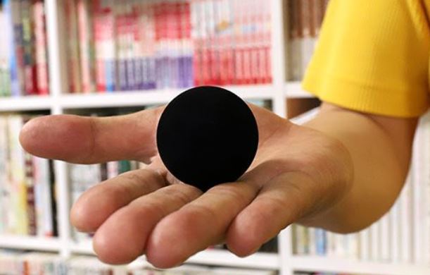 世界で最も黒い水性塗料「真・黒色無双」が黒すぎで何も見えないと話題に