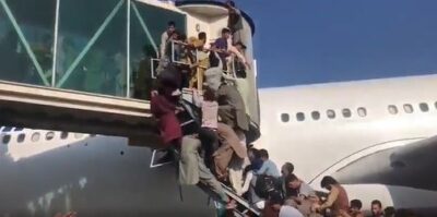 【衝撃映像注意】亡命の為に飛行機に無理矢理乗って空で落とされる動画が話題に