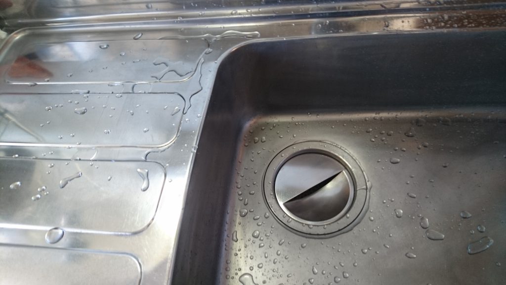 研磨剤を流し終えたシンク